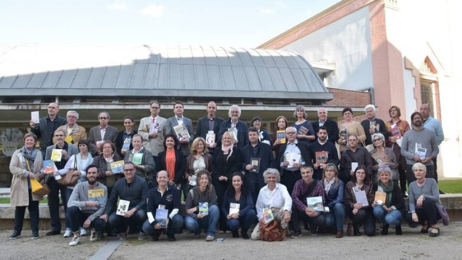 Imatge de família de la quarantena d´autors locals que van participar dilluns passat en la trobada que va tenir lloc a la Biblioteca Central Xavier Amorós de Reus. Foto: alfredo gonzález / DT