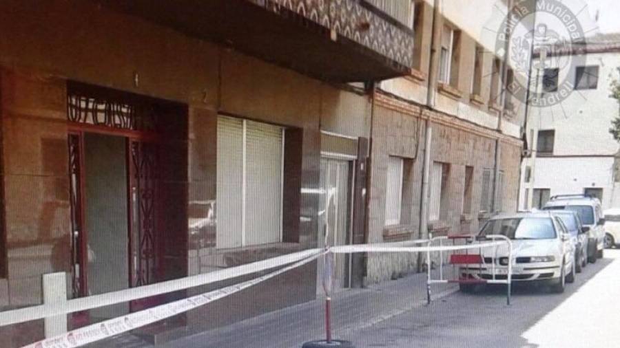 El desprendimiento de cascotes de una fachada de El Vendrell daña un coche aparcado