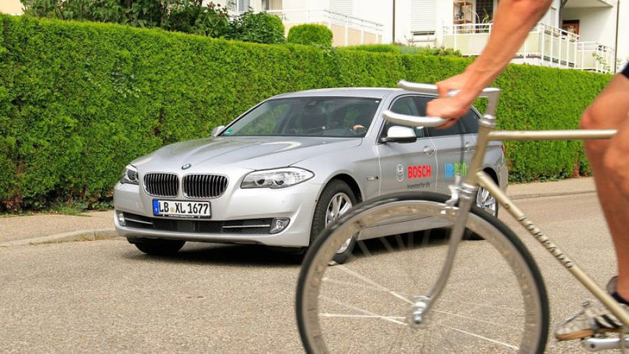 La tecnología de Bosch maniobra los coches con seguridad en espacios estrechos en ciudad.