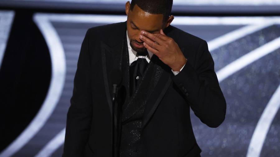 Will Smith recogió el premio entre lágrimas y pidió disculpas. Foto: EFE