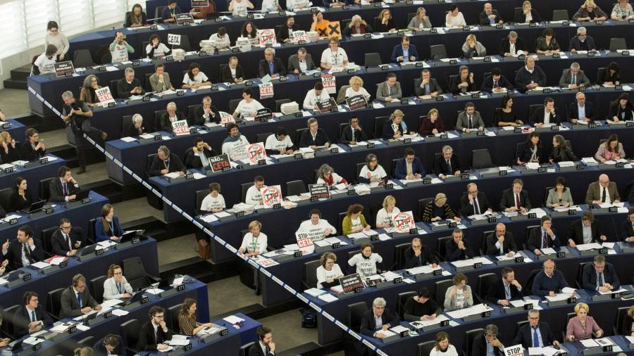 Vista general del hemiciclo del Parlamento Europeo durante una votación el pasado mes de febrero. FOTO: EFE