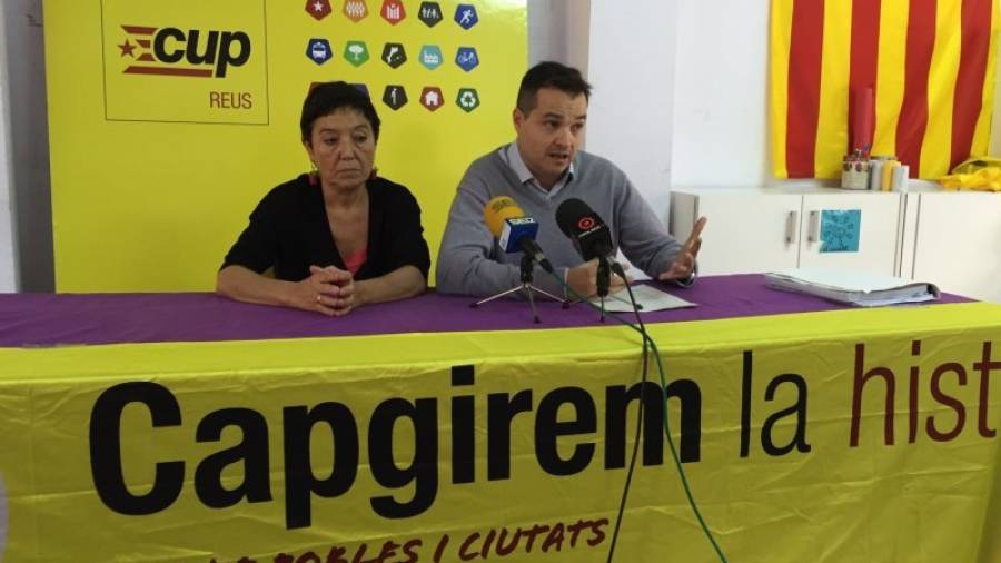 Imatge de la roda de premsa dels regidors de la CUP celebrada ahir al Casal Despertaferro. Foto: F.G.