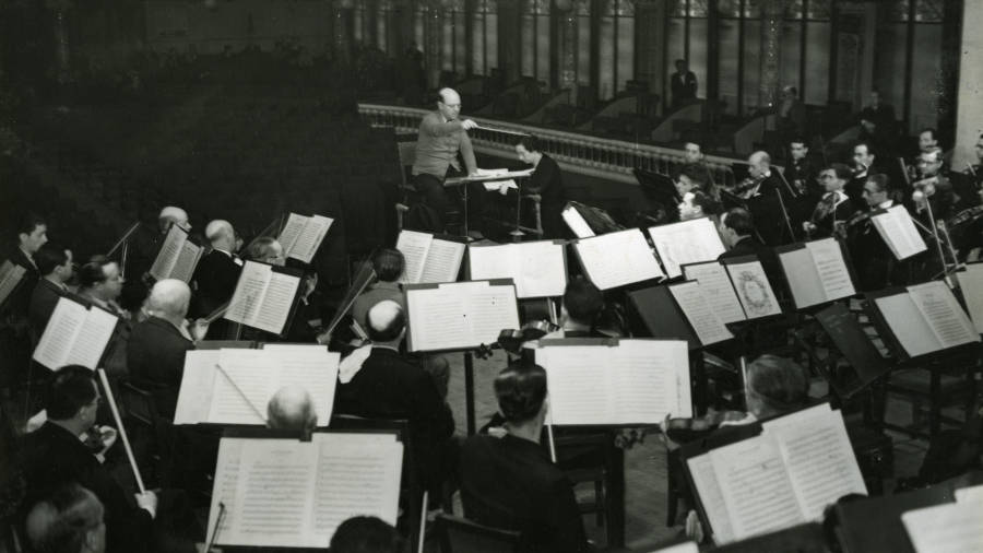 Casals dirigiendo ala orquesta que creó. FOTO: FUNDACIO PAU CASALS