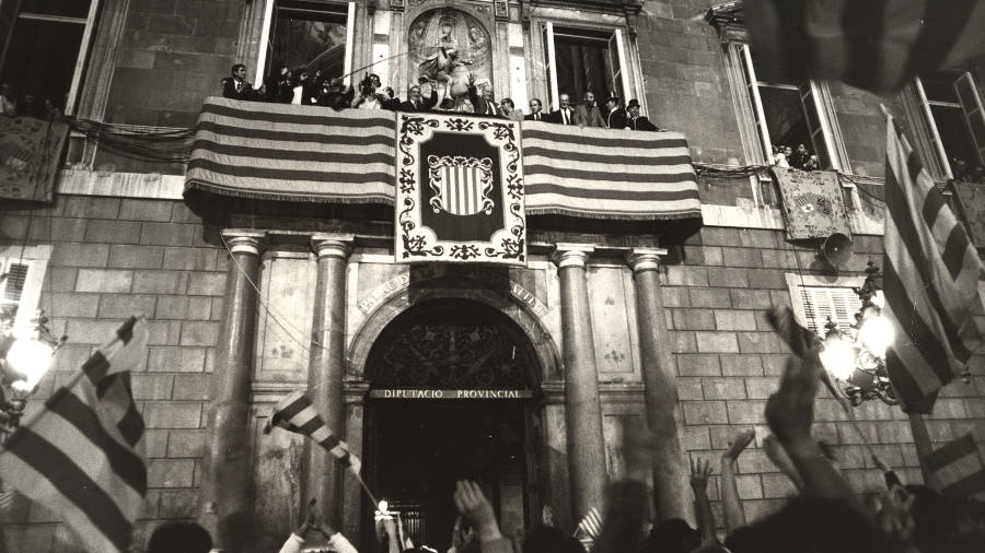 23 de octubre de 1977. El president Tarradellas, Pere Portabella y Jordi Pujol en el balc&oacute;n del Palau de la Generalitat. FOTO: ARXIU MONTSERRAT TARRADELLAS I MACI&Agrave;