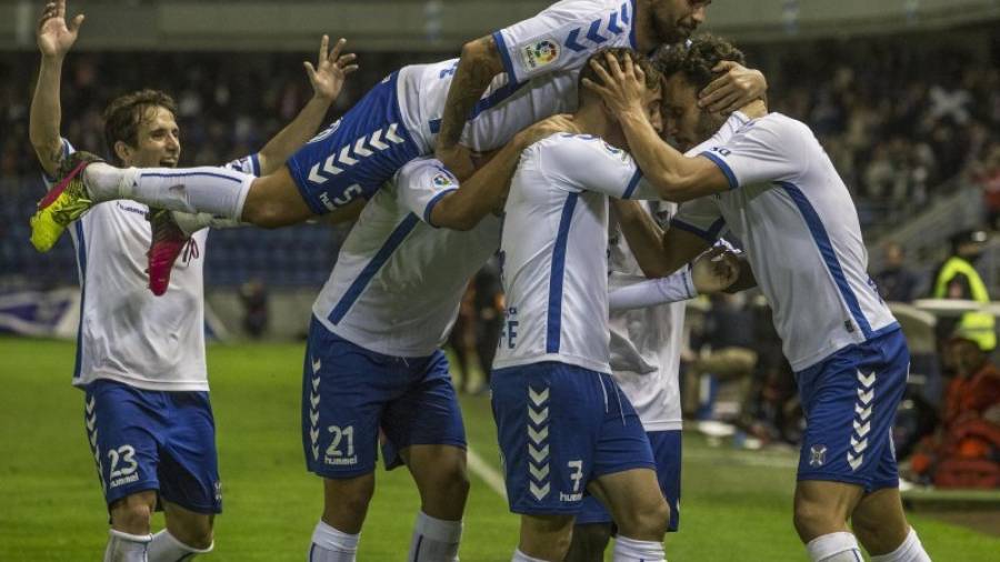 Imagen de los jugadores del Tenerife celebrando un tanto esta temporada en el Heliodoro Rodríguez. Foto: La Opinión de Tenerife