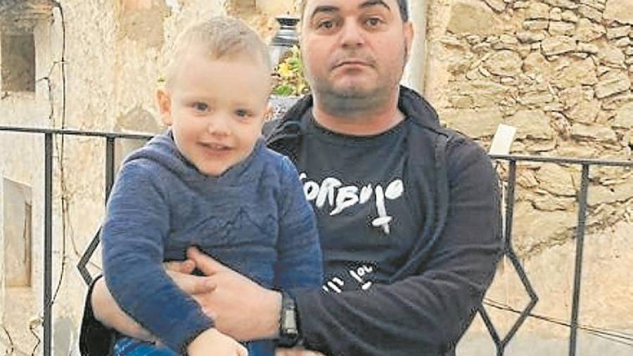 Jordi Gil (39 años, Tivissa), con su hijo. No ha podido volver a trabajar. FOTO: DT
