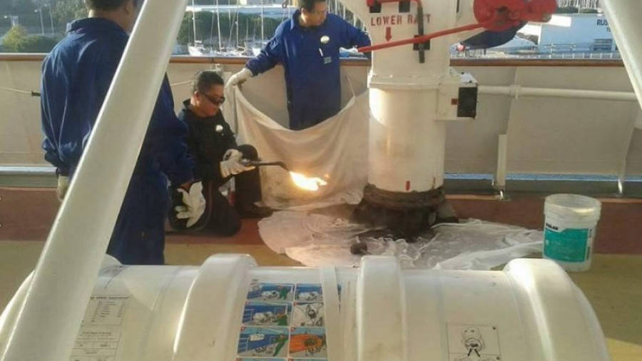 Unos operarios trabajando en el barco de Pullmantur según recoge la página de facebook que han puesto en marcha los afectados.