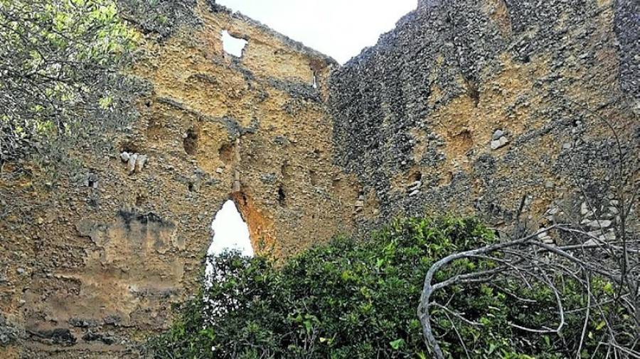 Del Casalot del Viola apenas quedan tres paredes muy degradadas. Foto: Joan Santacana