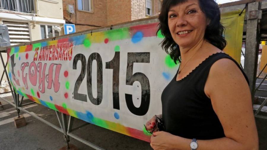 Imagen de Montserrat Estopà delante del escenario y de la pancarta de las fiestas de este año. Foto: Lluís Milián