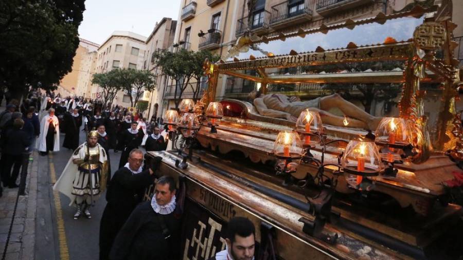 Las calles de la Part Alta de la ciudad acogieron la procesión al ritmo de tambores. Foto: Pere Ferré