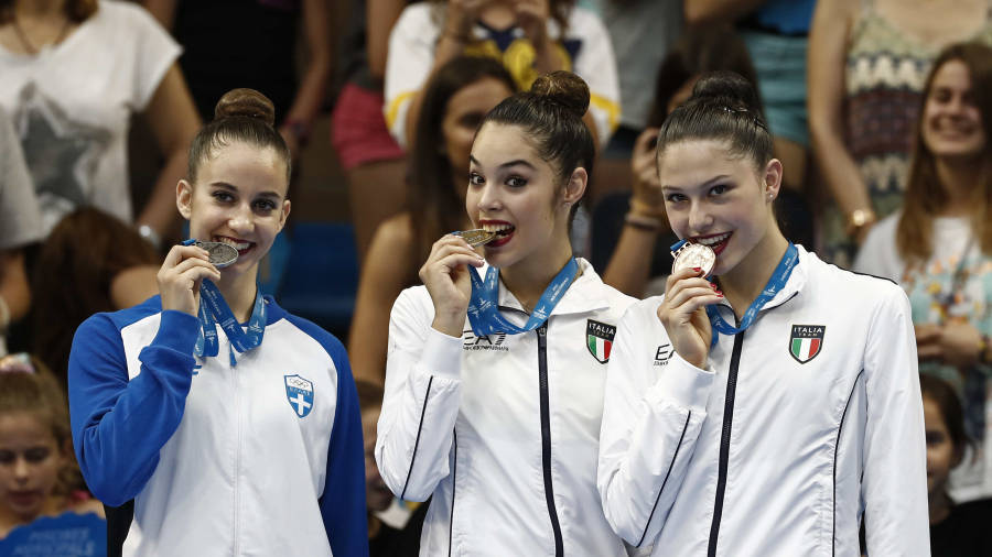 Las tres medallistas, en el pabell&oacute;n ol&iacute;mpico de Reus. FOTO: EFE