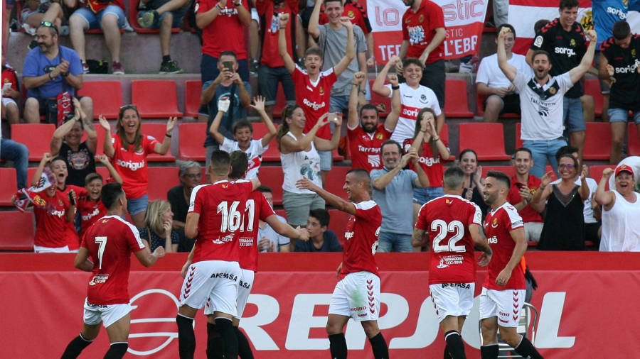Los jugadores del Nàstic celebran el gol que anotó Manu Barreiro tras una jugada personal de Omar Perdomo. Foto: efe