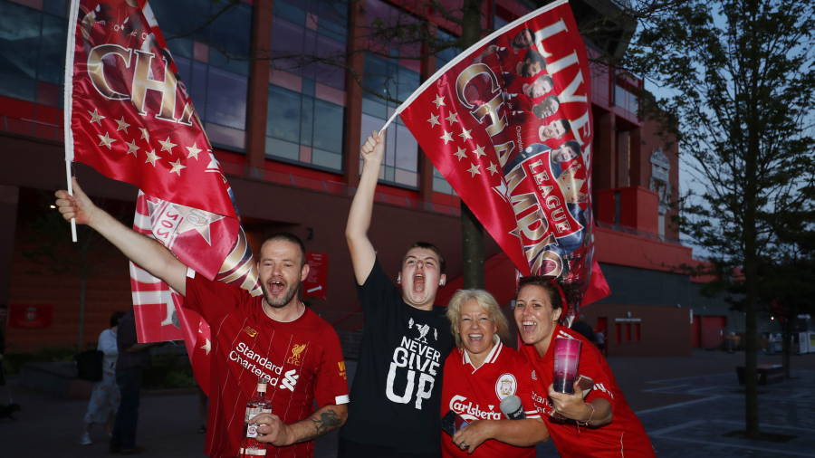 Los hinchas del Liverpool no pudieron evitar acudir a Anfield a celebrar el 19º título de liga. FOTO: EFE