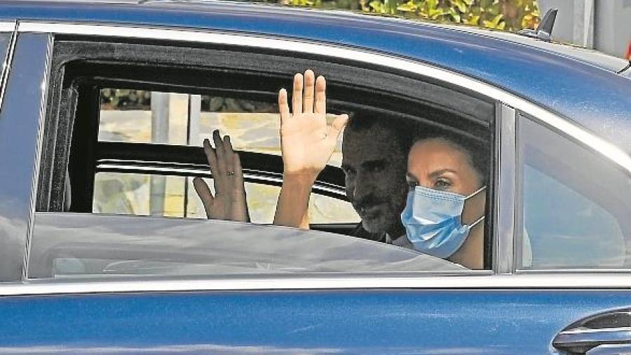 Felipe VI y Letizia saludan desde el coche, tras aterrizar en el aeropuerto de Reus. Foto: Alfredo Gonz&aacute;lez