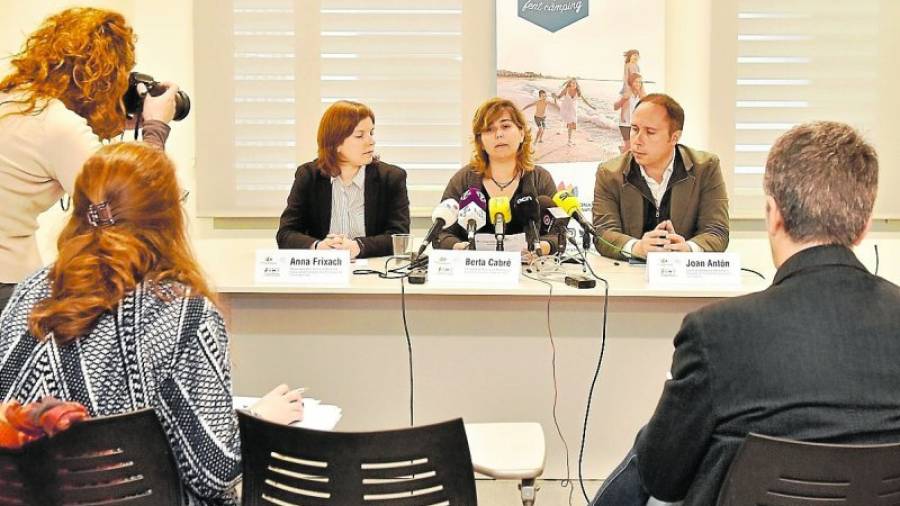 Anna Frixach, Berta Cabré y Joan Antón, en la rueda de prensa de ayer en el PCT. Foto: alfredo gonzález