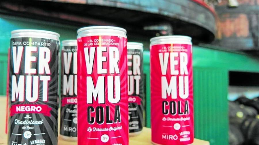 Imatge de diferents llaunes de Vermucola i també de vermut, també enllaunat. Totes, obra de la firma reusenca Vermuts Miró. Foto: F.G.