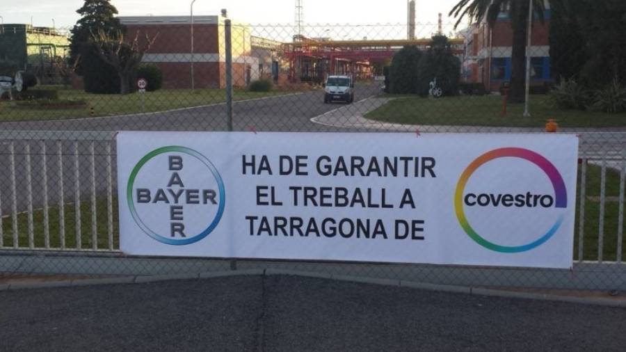 Pancarta en la puerta del ´site´ de Covestro, el pasado 26 de noviembre, coincidiendo con la primera protesta. Foto: José Martín a través de Twitter