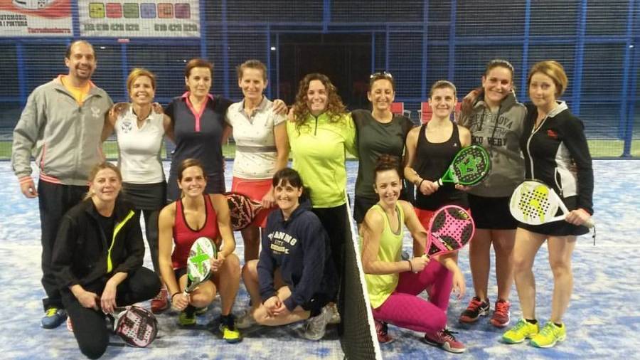El equipo femenino A del Pàdel Indoor de Torredembarra, durante un entrenamiento con su entrenador, Sergio Bursa. FOTO: CEDIDA