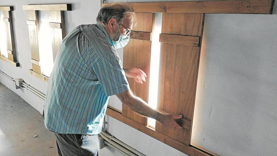 &nbsp;L&rsquo;alcalde ensenya les ventanes restaurades, que regulaven l&rsquo;entrada de vent per assecar el paper