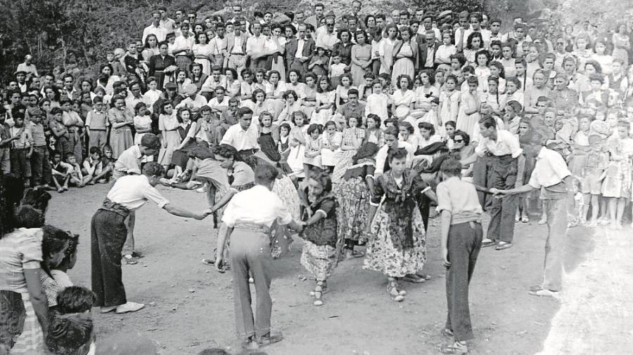 Trasllat de les despulles dels reis d’Aragó a Poblet al seu pas per l’Espluga, any 1952. FOTOs: anton moix/ vicenç baldrich/ cedides arxiu comarcal conca de barberà