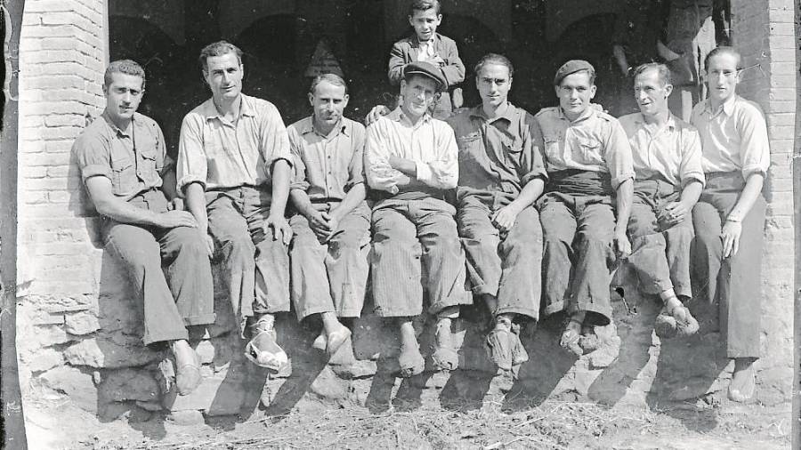Pagesos al descarregador de la cooperativa de Montblanc a mitjans del segle XX. FOTOs: anton moix/ vicenç baldrich/ cedides arxiu comarcal conca de barberà