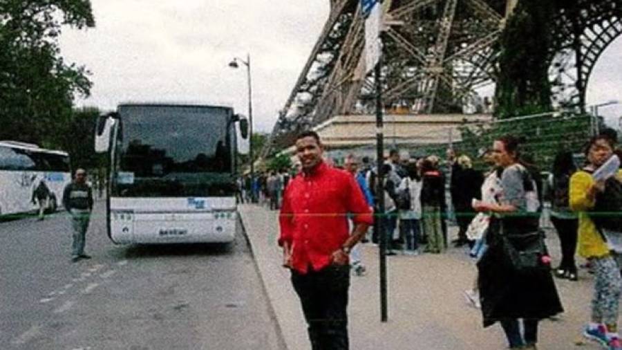 Uno de los terroristas junto a la torre Eiffel. DT