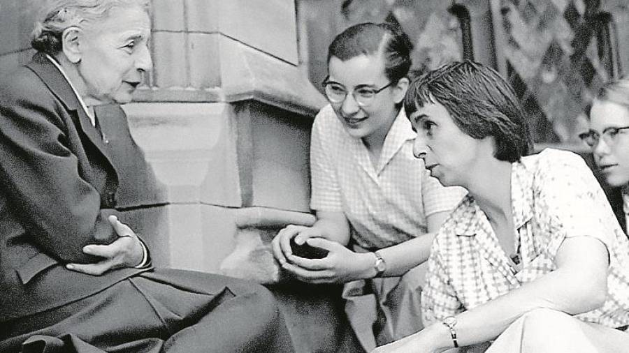 A la izquierda, Lise Meitner es la física austríaca que contribuyó al descubrimiento de la fisión nuclear. Foto: Cedida