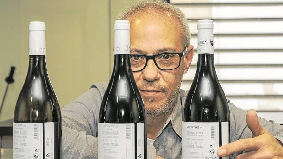 Jordi Miró mostra el segell de Reserva de la Biosfea que incorporen les seves ampolles de vi. FOTO: Joan Revillas