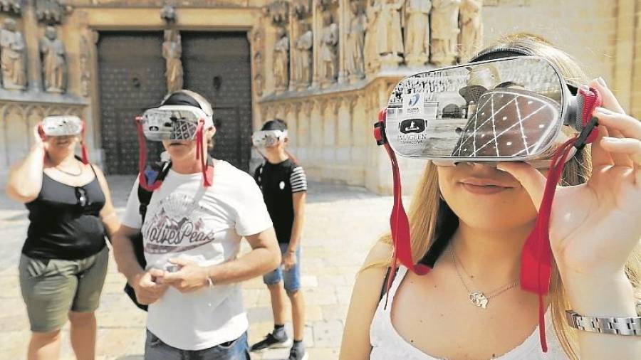Los turistas viendo con las gafas el antiguo Templo de Augusto, situado en el Pla de la Seu y la Catedral. Foto: Pere Ferr&eacute;