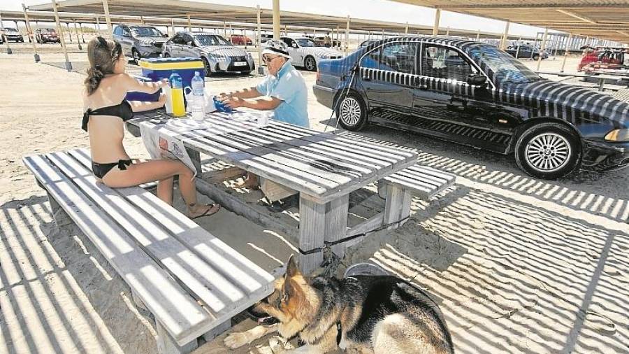 Usuaris dinant a la vora d’un dels aparcaments del Trabucador. Foto: Joan Revillas