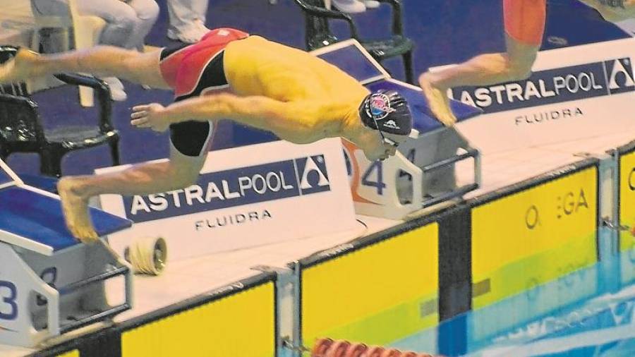 Carles Coll, lanzándose al agua durante el Campeonato de España de natación absoluto. FOTO: Cedida