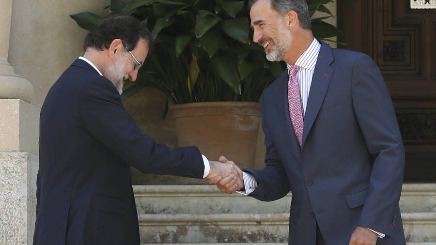 El Rey y el presidente Rajoy, ayer en la entrada del Palacio de Marivent, poco antes del tradicional despacho de verano. Foto: ballesteros/efe