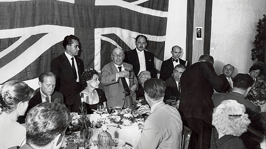 La bandera británica presidió el acto junto a la española del régimen. FOTO: Familia Esquis Sánchez