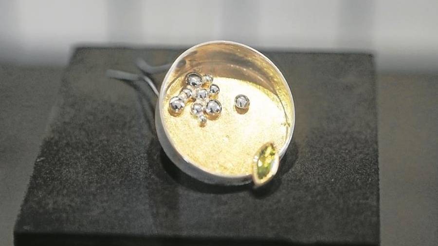 ‘Res-guardar’, joia de Laura Morales. Elaborada en or, plata, peridot talla ‘navette’ i tècnica ‘keum boo’. Foto: Alba Mariné