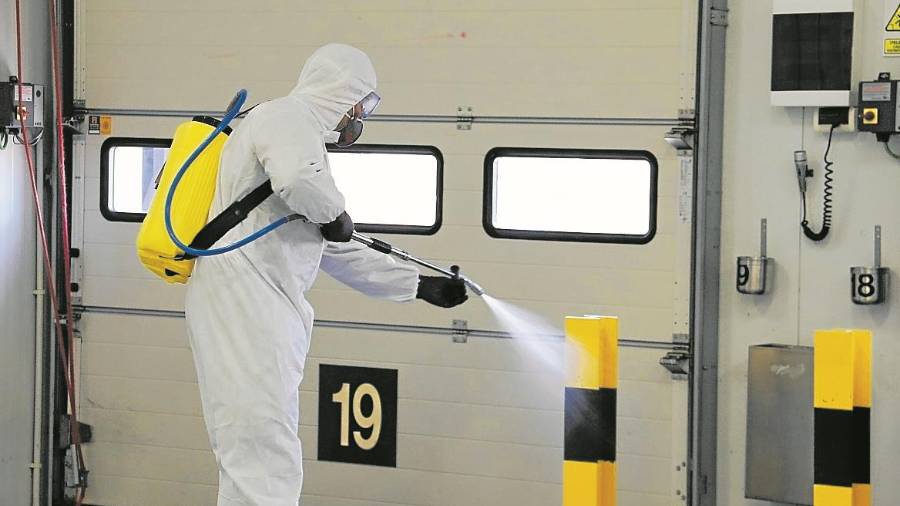 Un agente de la UME, en los trabajos de limpieza que se hacen en el aeropuerto de Barcelona. FOTO: acn