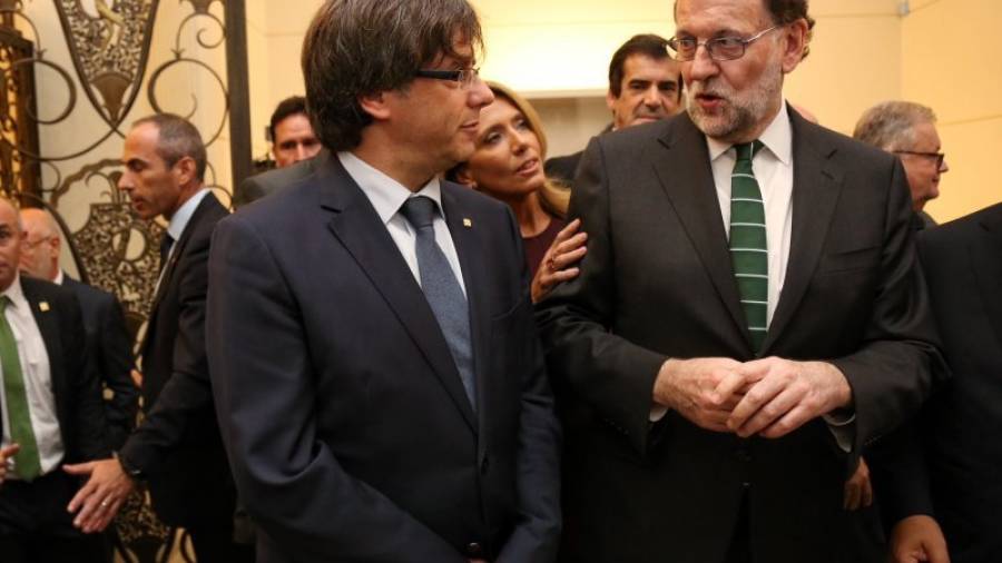 El presidente de la Generalitat, Carles Puigdemont, saludando al presidente español, Mariano Rajoy, durante la inauguración de la exposición Joan Miró: Materialitat i Metamorfosi en Porto.