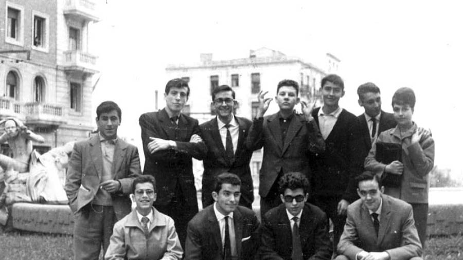 Joan Manel Serrat (tercero de pie, por la derecha), en Tarragona, junto con unos compañeros de la Laboral, años después de acabar los estudios. FOTO: cedida por Tarragona Antiga