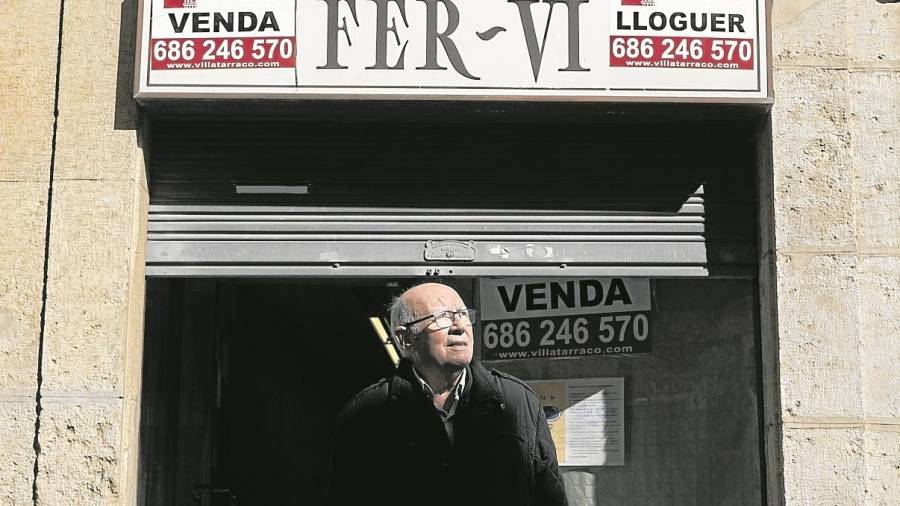 Josep Ferrer Vidal, de la saga Fer-Vi, en su tienda de Cós del Bou, ahora ya cerrada. FOTO: ÀNGEL ULLATE