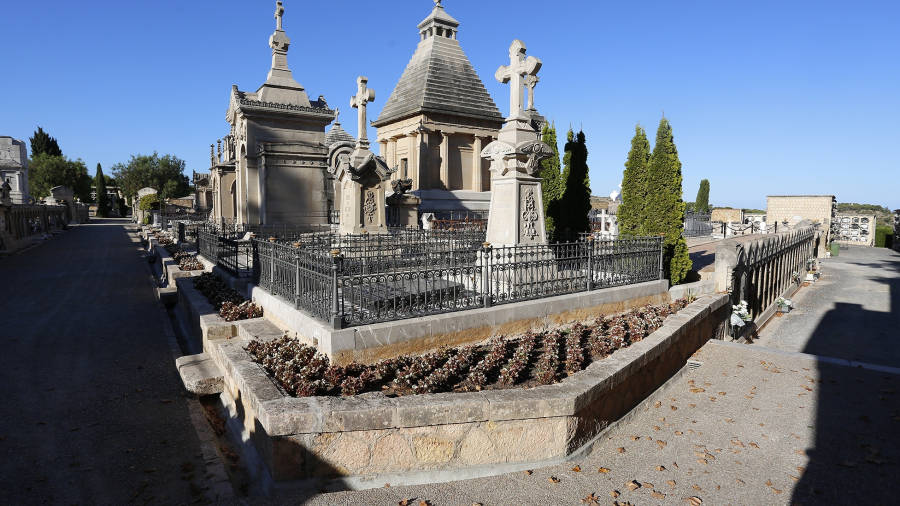 Las primeras tumbas del cementerio de Tarragona. FOTO: PERE FERRÉ