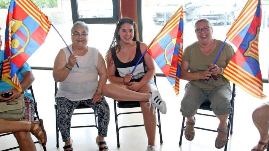 En el centro Paula Vidal (hermana de Aleix), junto a su abuela María y su tía Francisca, ayer en el Casal Puigpelatenc con unas banderas del Barça. Foto: Lluís Milián