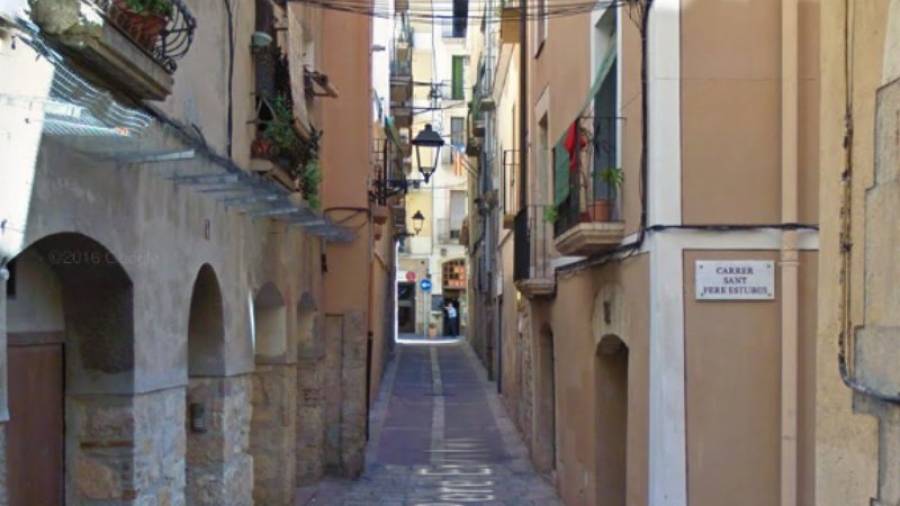 El fuego se ha producido en el número 16 de la calle Sant Pere Estubes, en la Part Alta de Tarragona. Foto: Google Street View