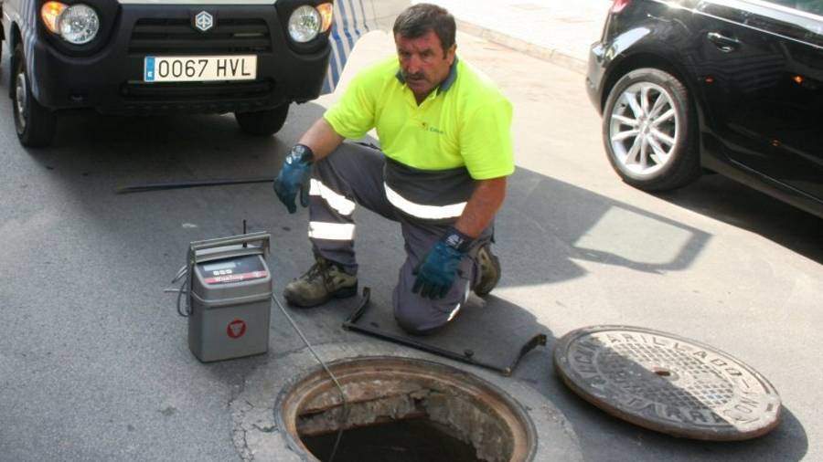Un operario de Ematsa coloca la trampa para roedores en una alcantarilla de la ciudad. Foto: J. Cabré
