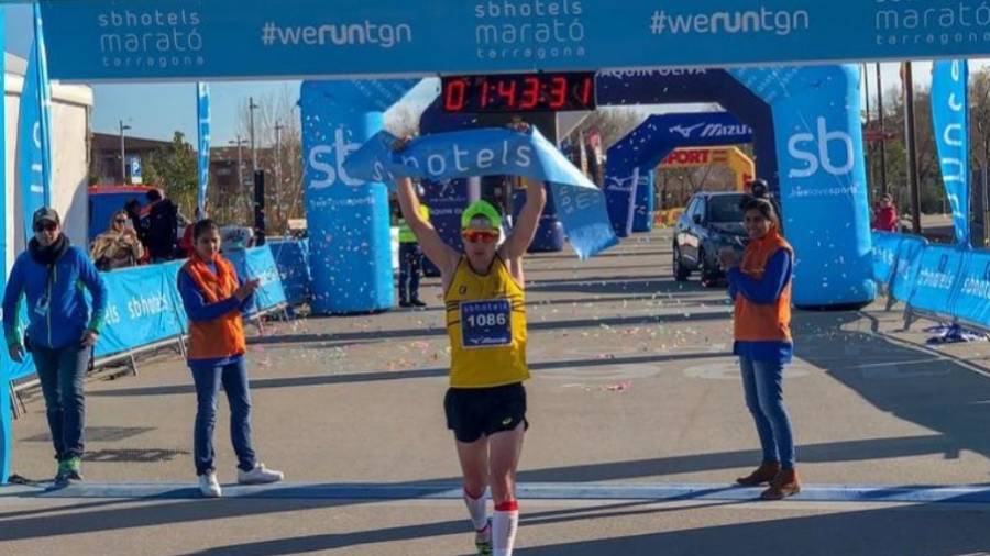 Alberto Bravo y Gemma Ann Selby ganan la maratón de Tarragona