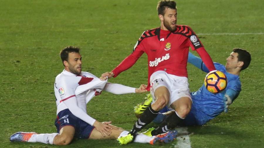 Alex López, durante el partido ante el Huesca. Se cae de la convocatoria por decisión técnica. FOTO: Lluís Milián