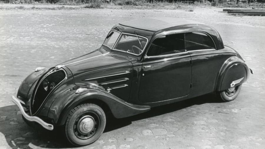 El PEUGEOT 402 (1935-41), marcaría una época por su estética, que tenía muy en cuenta un concepto novedoso para la época: la aerodinámica.