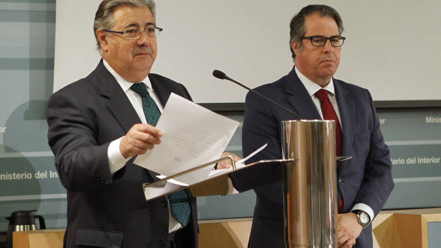 El ministro del Interior, Juan Ignacio Zoido, y el director general de Tráfico, Gregorio Serrano, ayer. FOTO: EFE