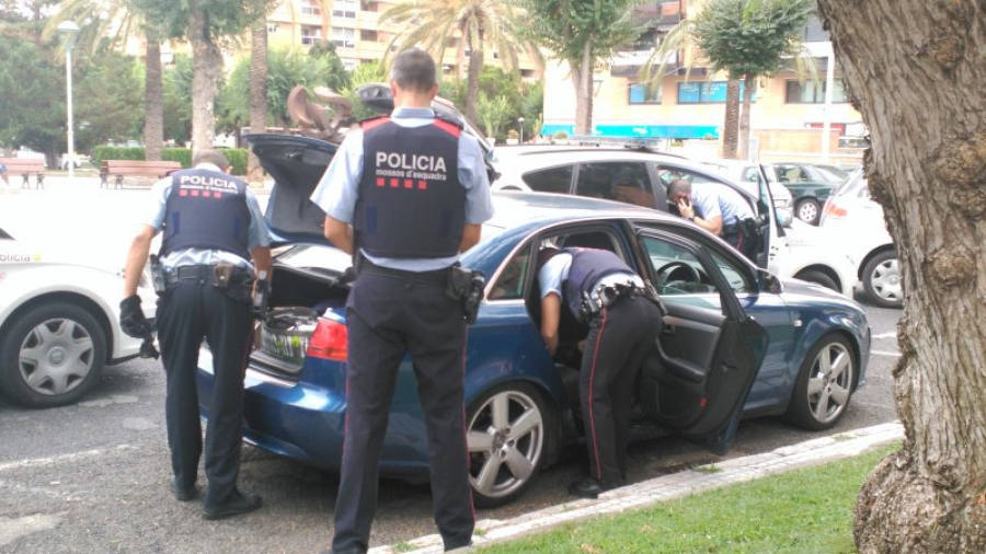 Agentes de los Mossos d'Esquadra registran el coche de los detenidos. Foto: X.G.Z.