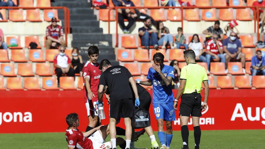 Edgar se duele en el suelo en el partido ante el Linares que sufrió su segunda lesión esta temporada. Foto: Pere Ferré