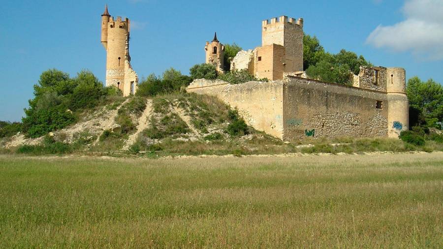 La urbanización se proyectó en el entorno del castillo de La Muga de Bellvei.
