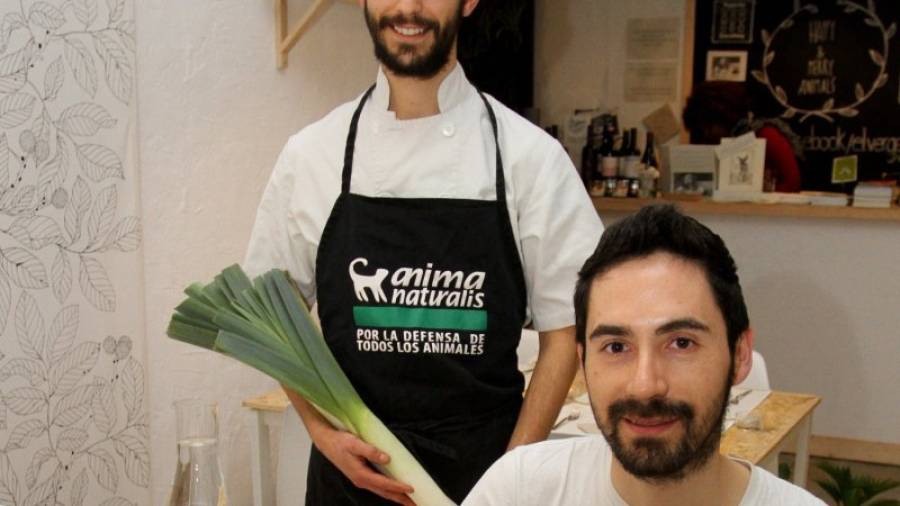 Los propietarios del restaurante vegano El Vergel Tarragona, Álvaro Soto y Ángel Martín